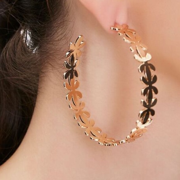 Forever 21 Jewelry - 🔥5/$25🔥Gold Floral Flower Hoop Earrings